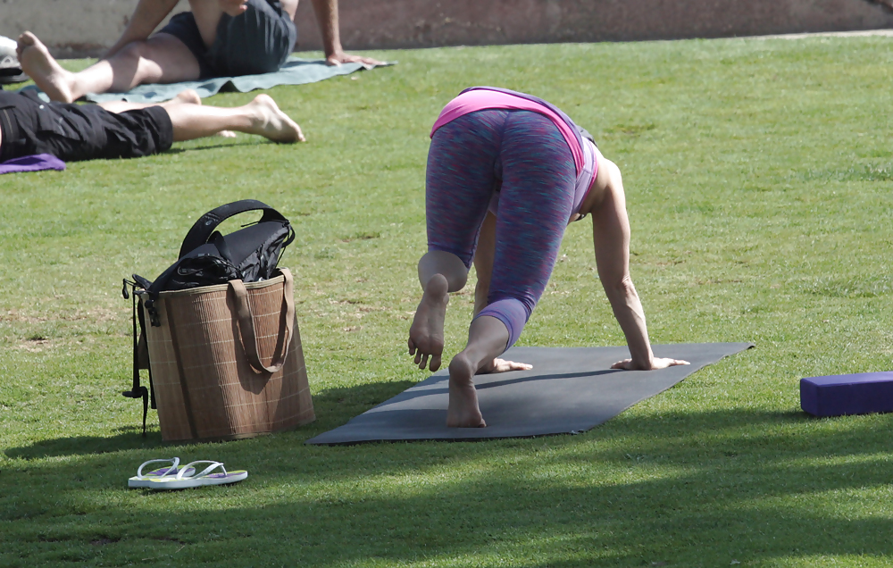Madurita haciendo yoga en el parque #14248867