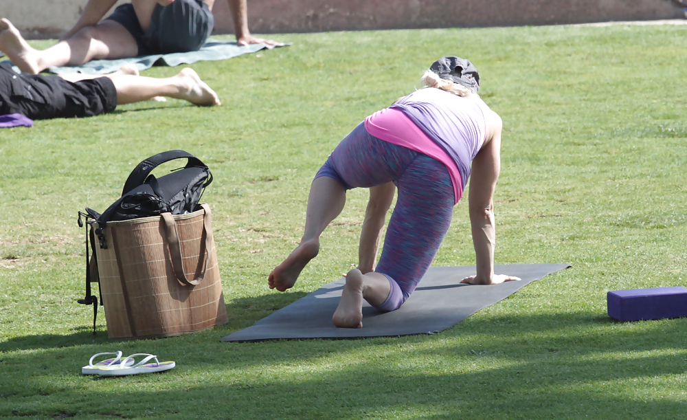 Madurita haciendo yoga en el parque #14248878