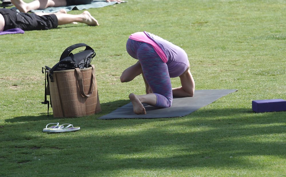 Madurita haciendo yoga en el parque #14248890