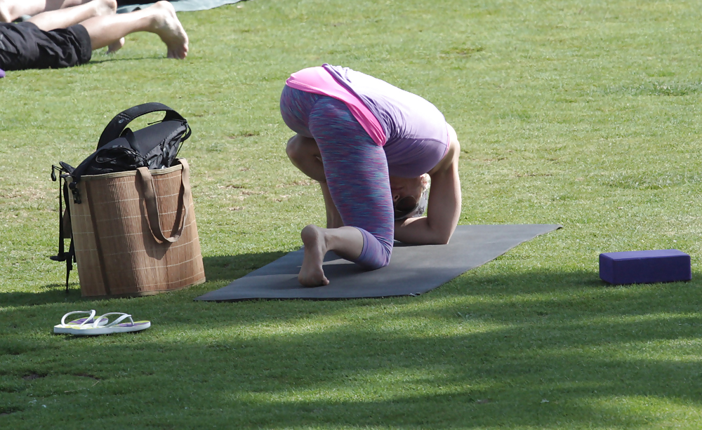 Madurita haciendo yoga en el parque #14248903