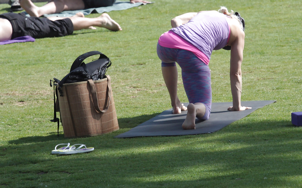 Reife Frau, Die Yoga Im Park Tut #14248915