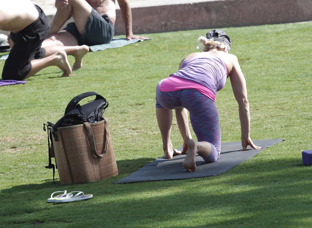 Madurita haciendo yoga en el parque #14248926