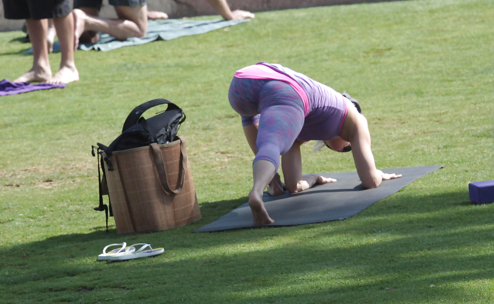 Madurita haciendo yoga en el parque #14248932