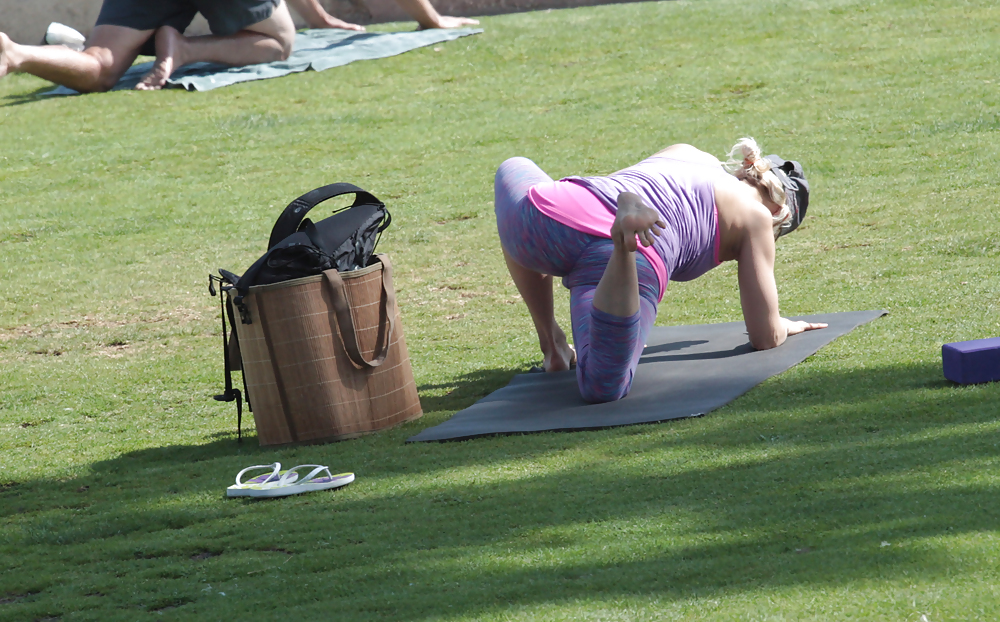 Reife Frau, Die Yoga Im Park Tut #14248942