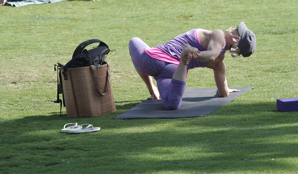 Madurita haciendo yoga en el parque #14248951
