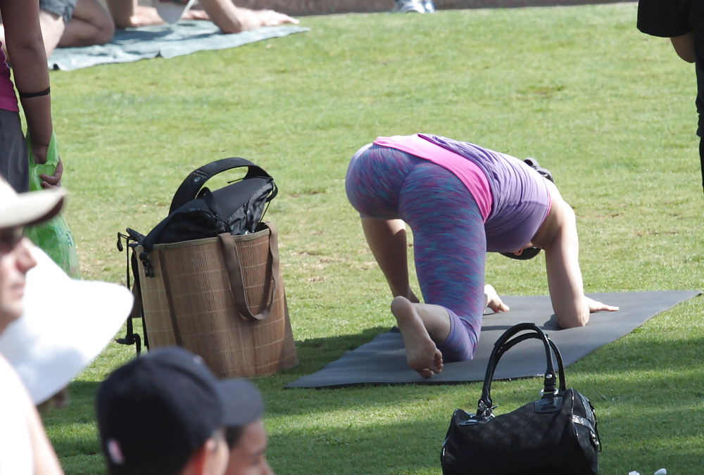 Madurita haciendo yoga en el parque #14248959