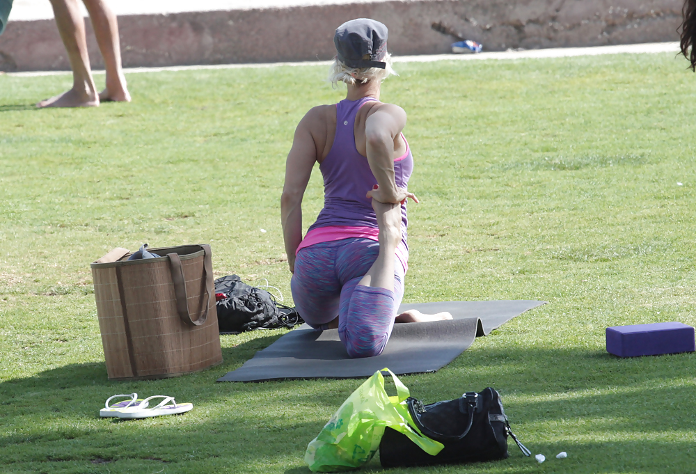 Madurita haciendo yoga en el parque #14248974