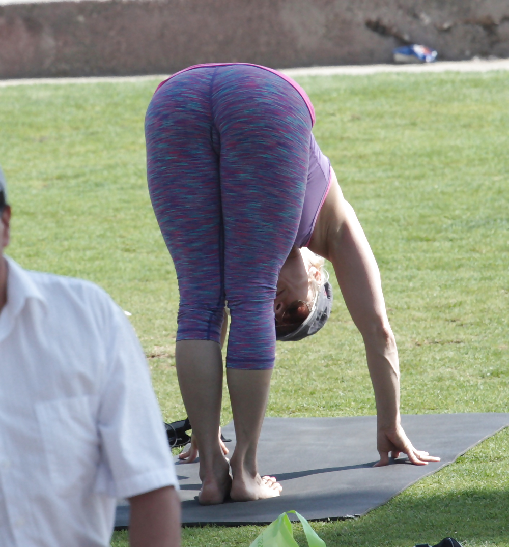 Femme D'âge Mûr Faisant Du Yoga Dans Le Parc #14248989