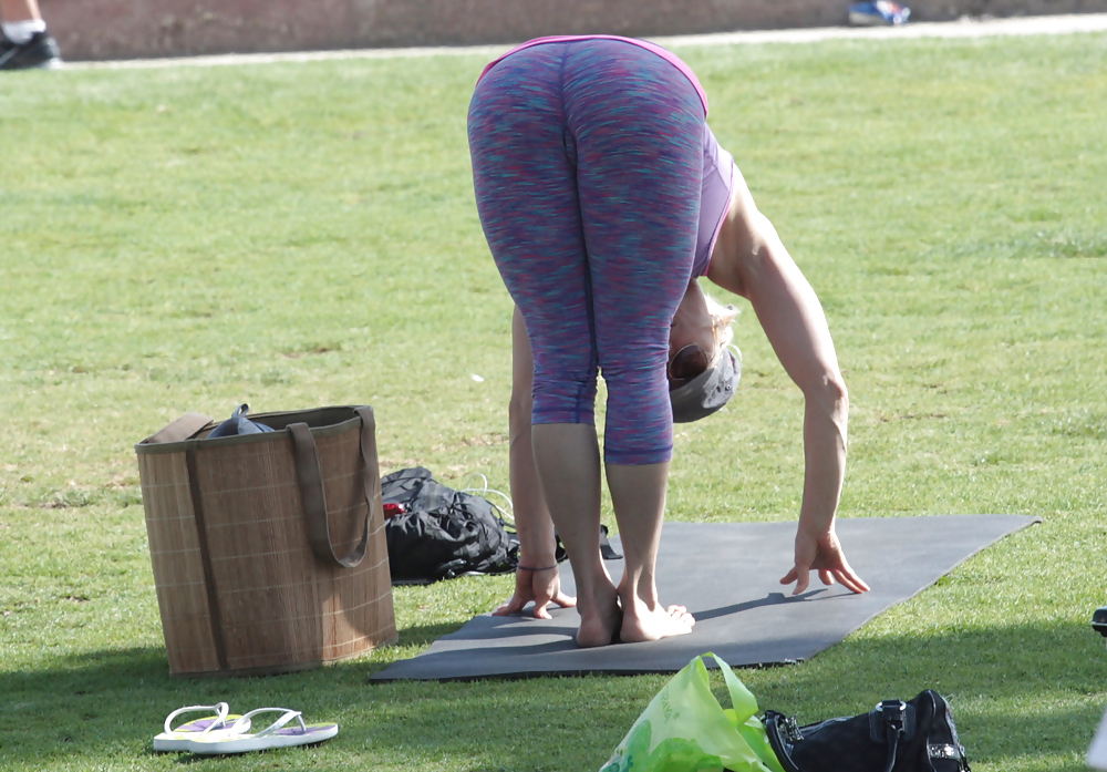 Femme D'âge Mûr Faisant Du Yoga Dans Le Parc #14248993