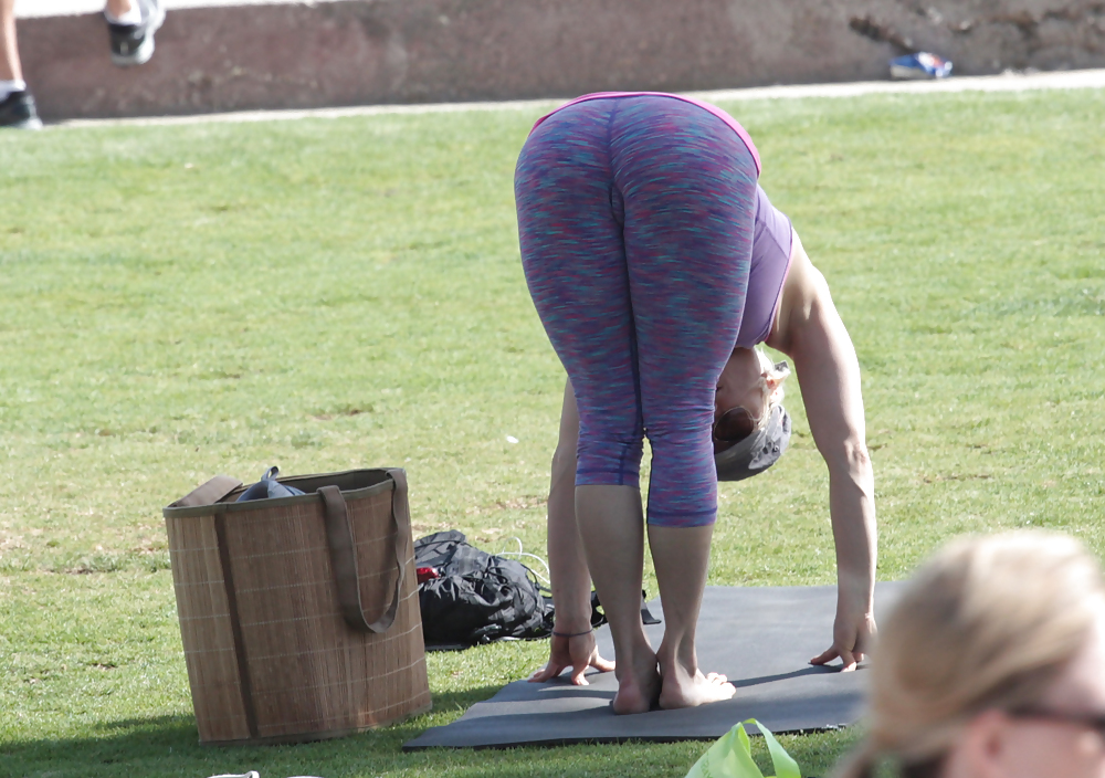 Reife Frau, Die Yoga Im Park Tut #14248997