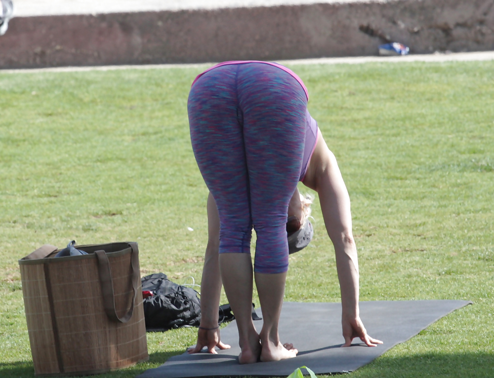 Femme D'âge Mûr Faisant Du Yoga Dans Le Parc #14249004