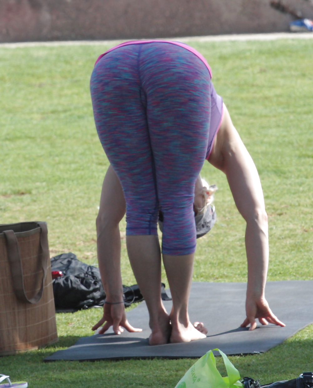 Madurita haciendo yoga en el parque #14249010
