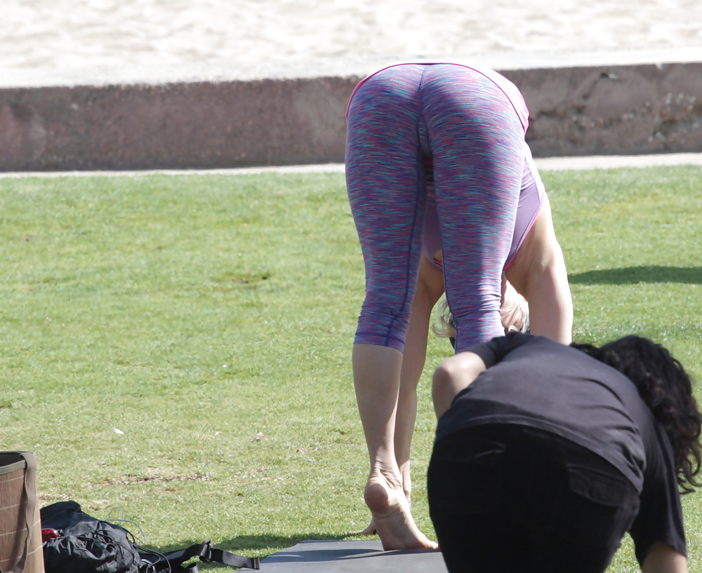 Madurita haciendo yoga en el parque #14249060