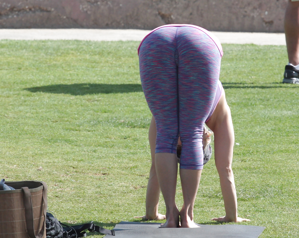Femme D'âge Mûr Faisant Du Yoga Dans Le Parc #14249069