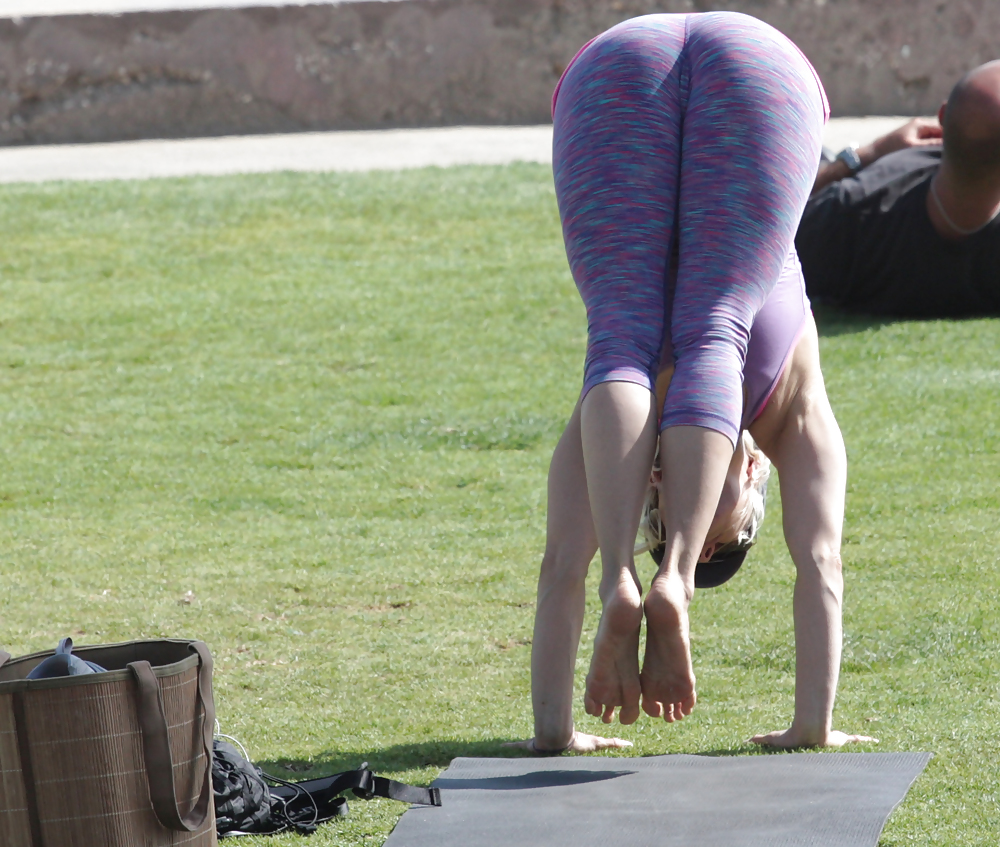 Reife Frau, Die Yoga Im Park Tut #14249089