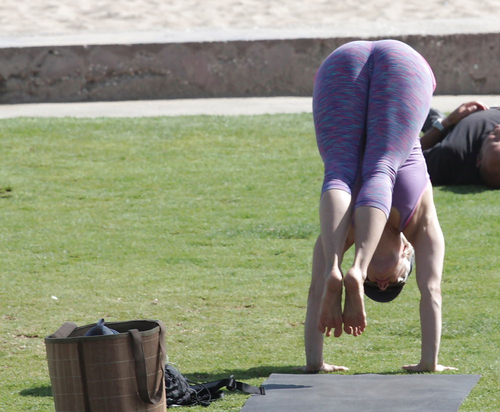 Madurita haciendo yoga en el parque #14249098