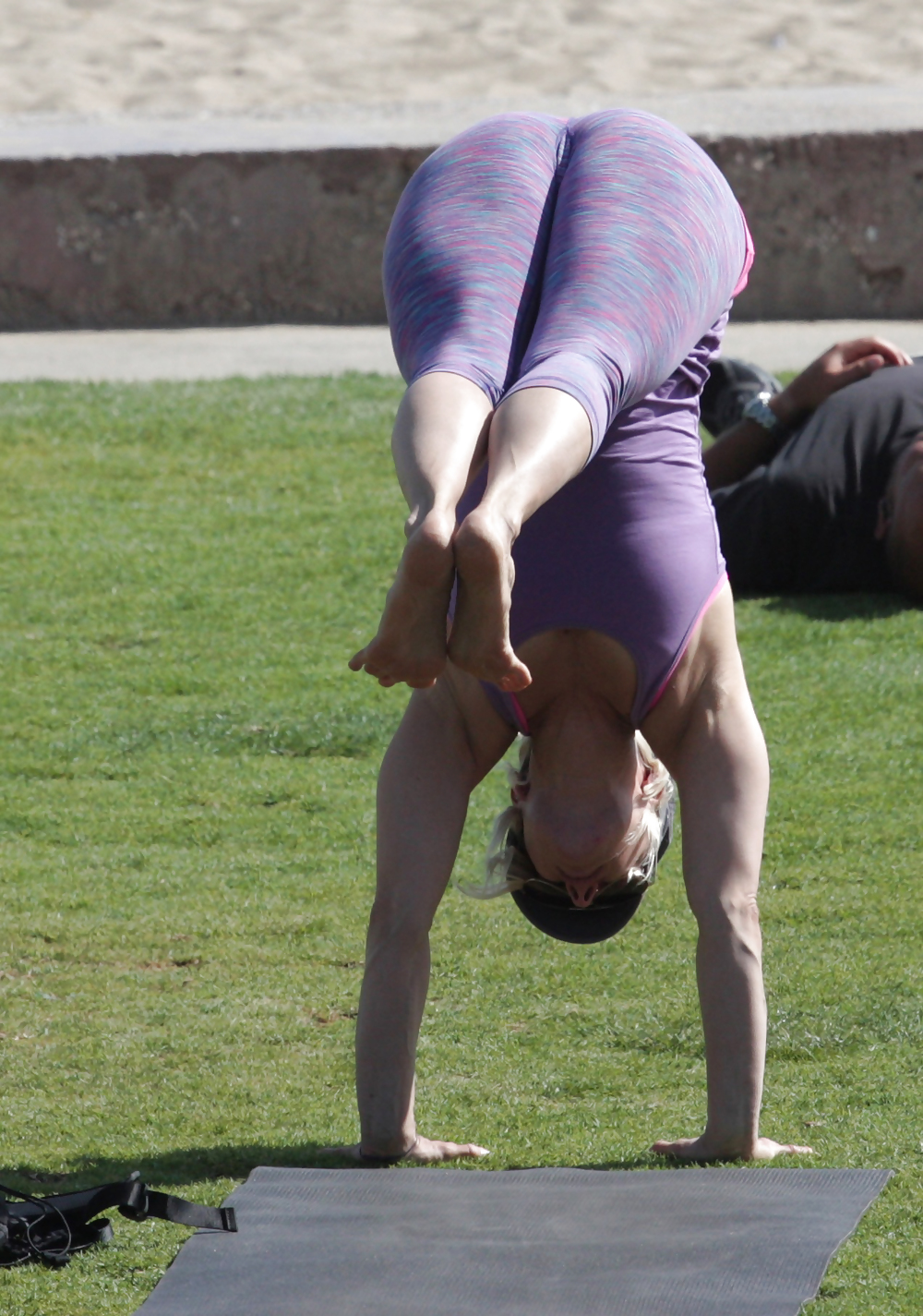 Madurita haciendo yoga en el parque #14249112