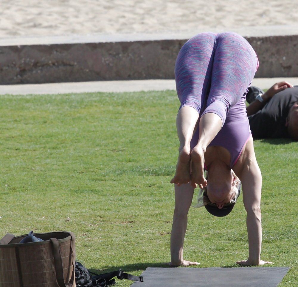 Madurita haciendo yoga en el parque #14249123