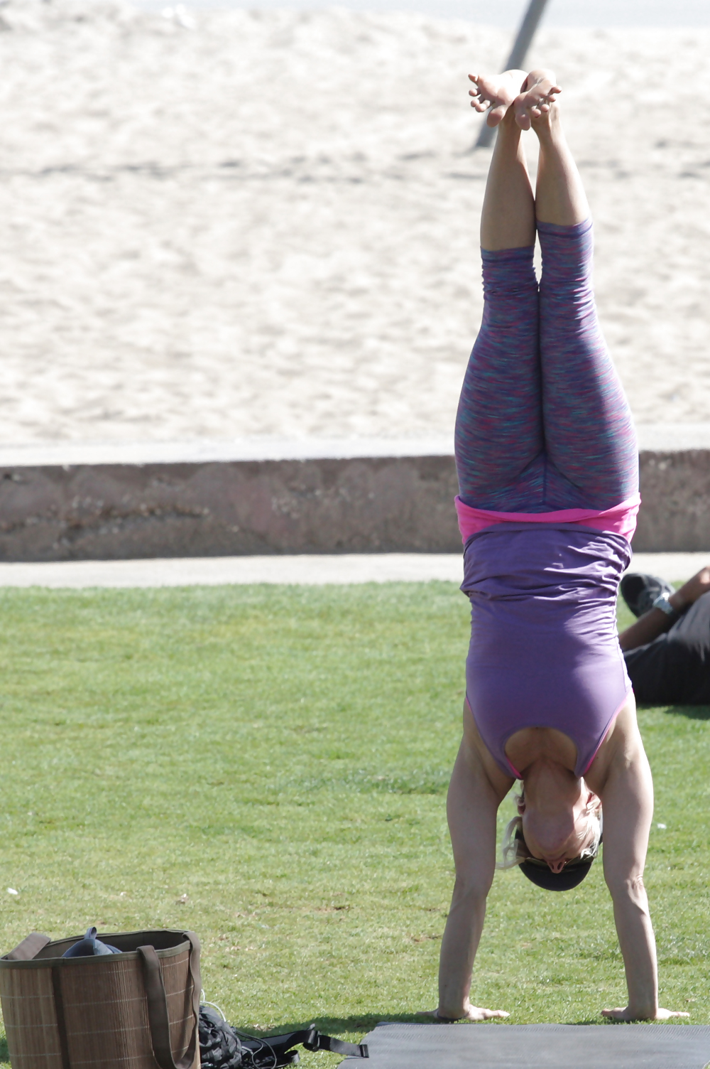 Madurita haciendo yoga en el parque #14249133