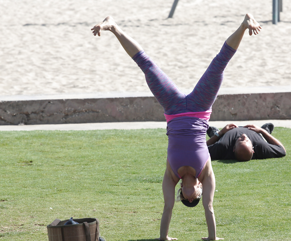 Madurita haciendo yoga en el parque #14249145