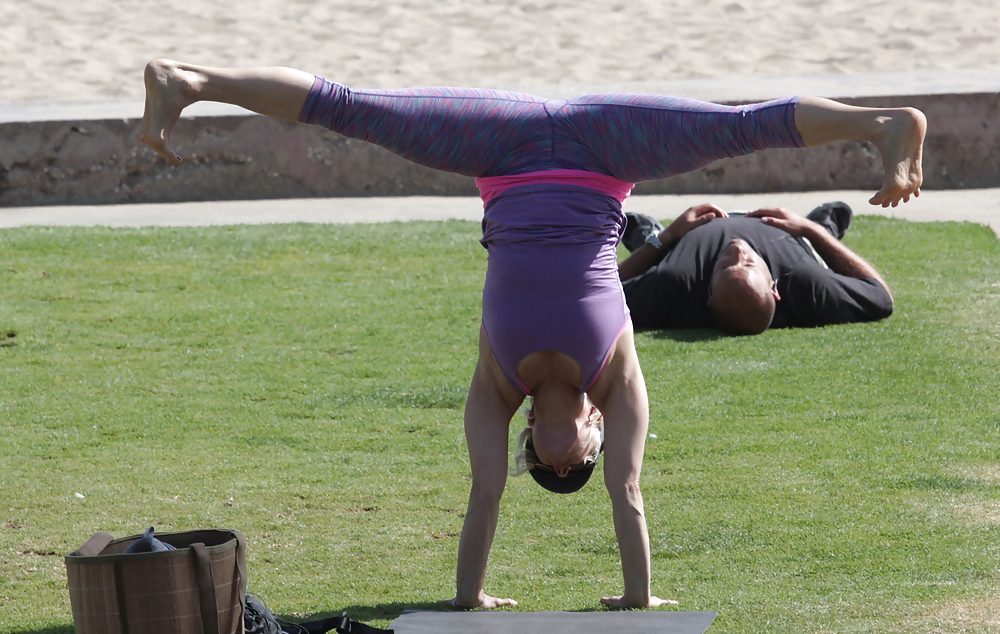 Madurita haciendo yoga en el parque #14249153