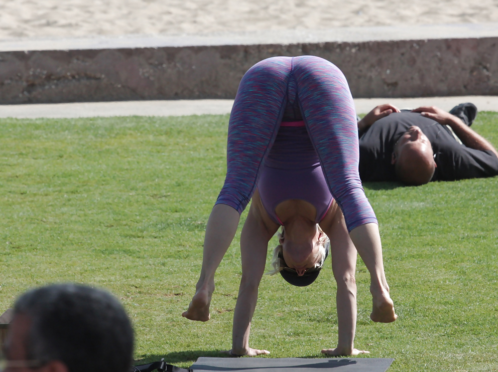 Madurita haciendo yoga en el parque #14249166