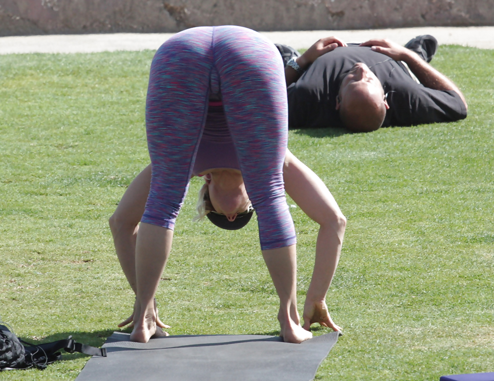 Madurita haciendo yoga en el parque #14249175