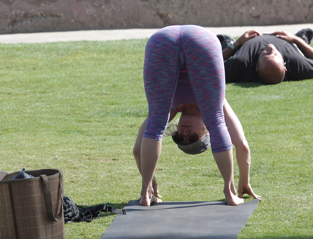 Madurita haciendo yoga en el parque #14249192