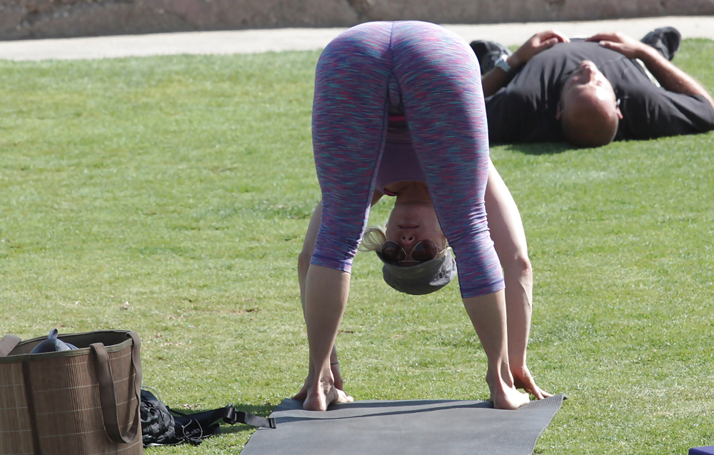Madurita haciendo yoga en el parque #14249206