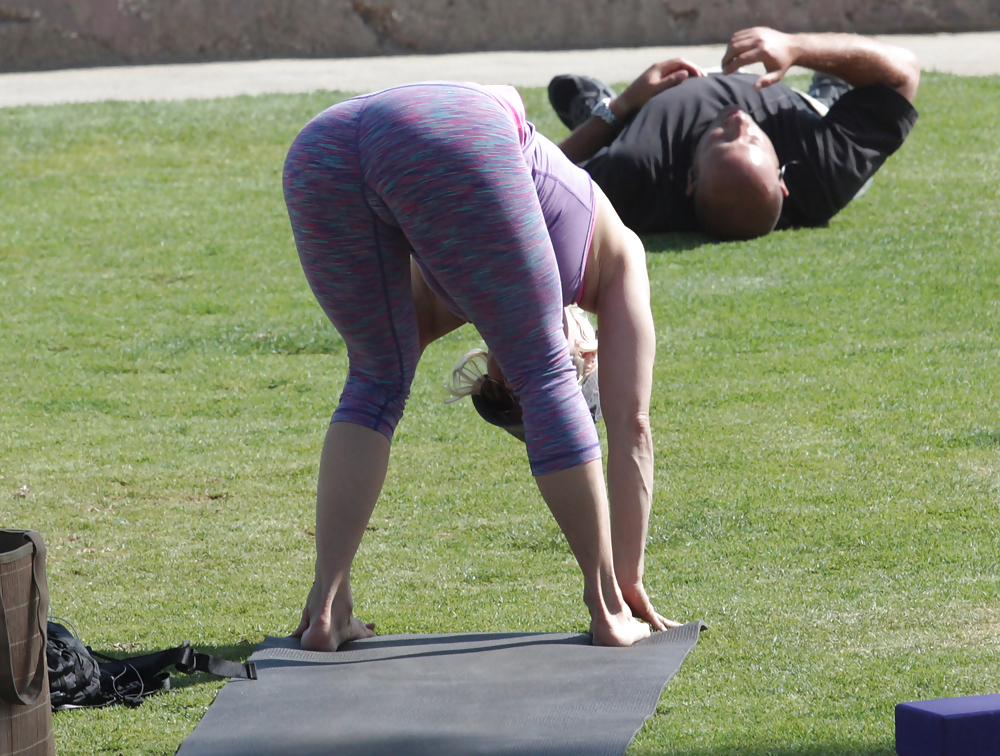 Madurita haciendo yoga en el parque #14249219