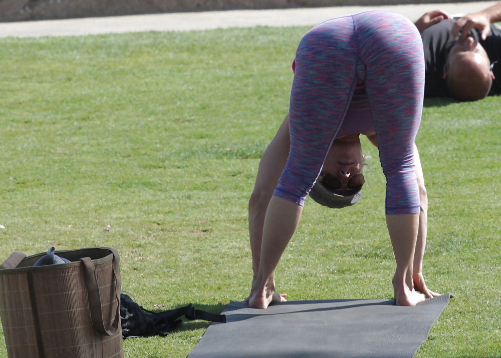 Madurita haciendo yoga en el parque #14249229