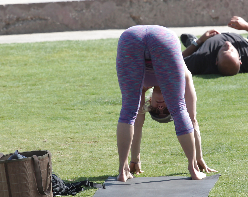 Madurita haciendo yoga en el parque #14249238
