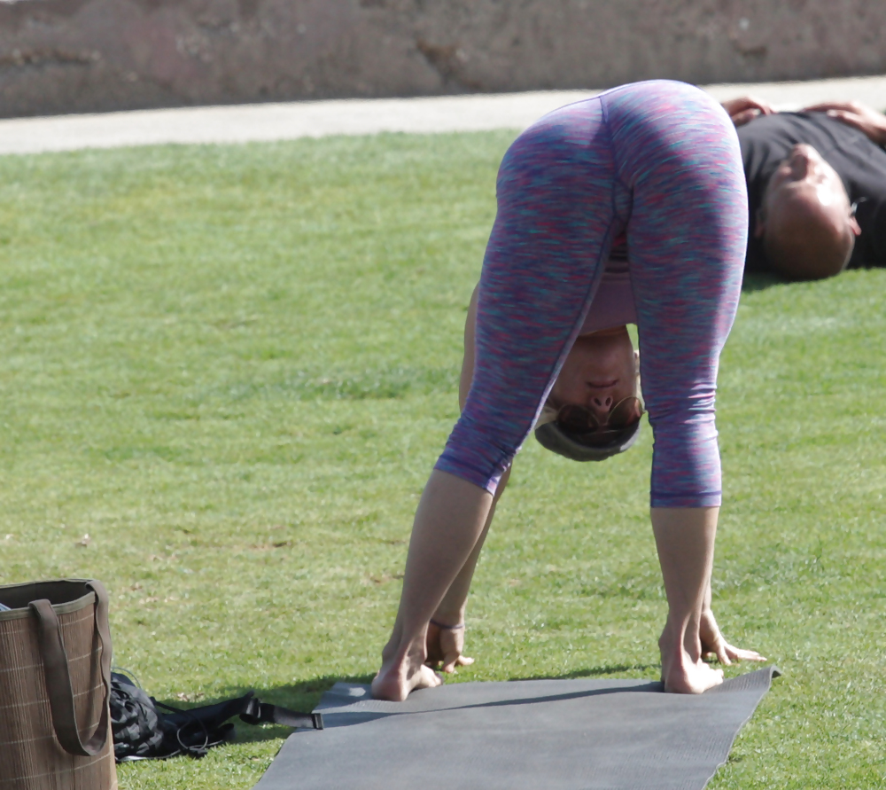 Reife Frau, Die Yoga Im Park Tut #14249245