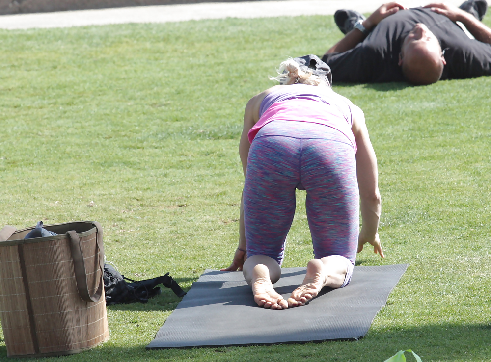 Madurita haciendo yoga en el parque #14249255