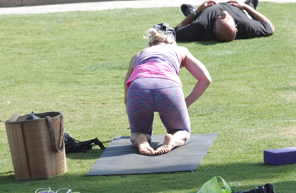 Madurita haciendo yoga en el parque #14249265