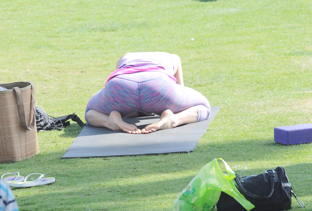 Madurita haciendo yoga en el parque #14249274
