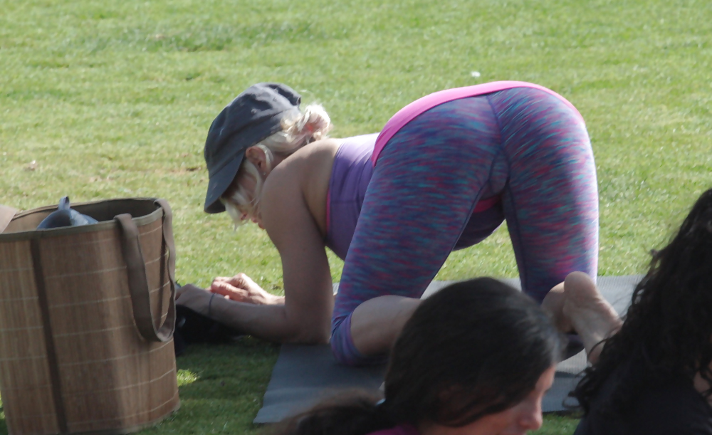 Madurita haciendo yoga en el parque #14249289