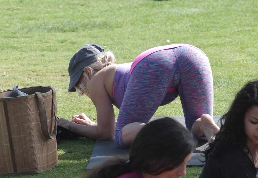 Madurita haciendo yoga en el parque #14249296