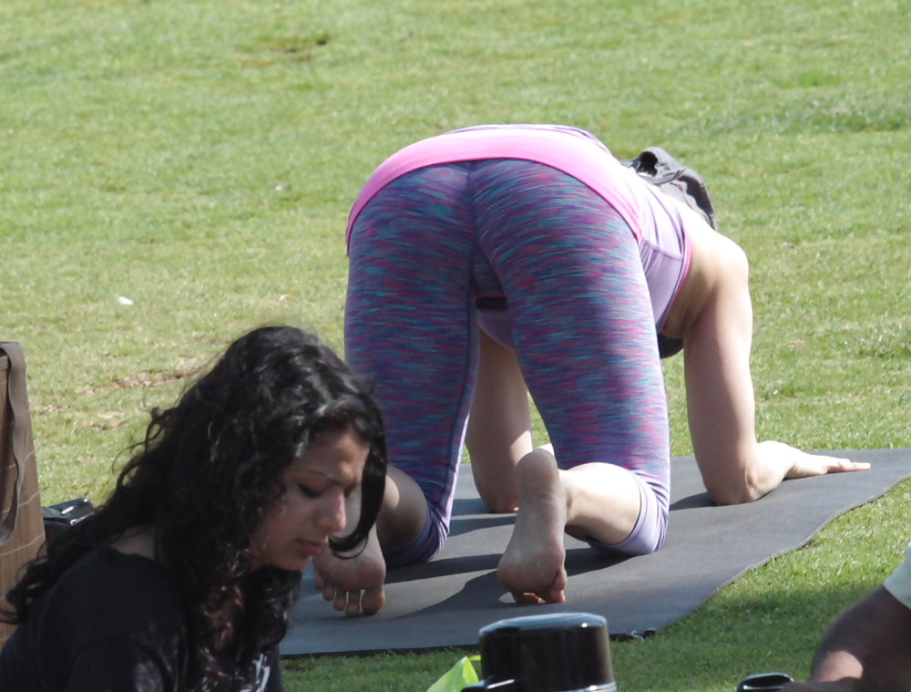 Madurita haciendo yoga en el parque #14249312