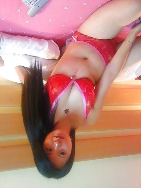 Sexy chica asiática en la habitación del hotel
 #12936180