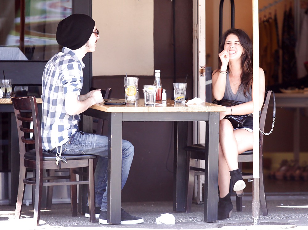 Shenae Grimes enjoys lunch
 #3720461