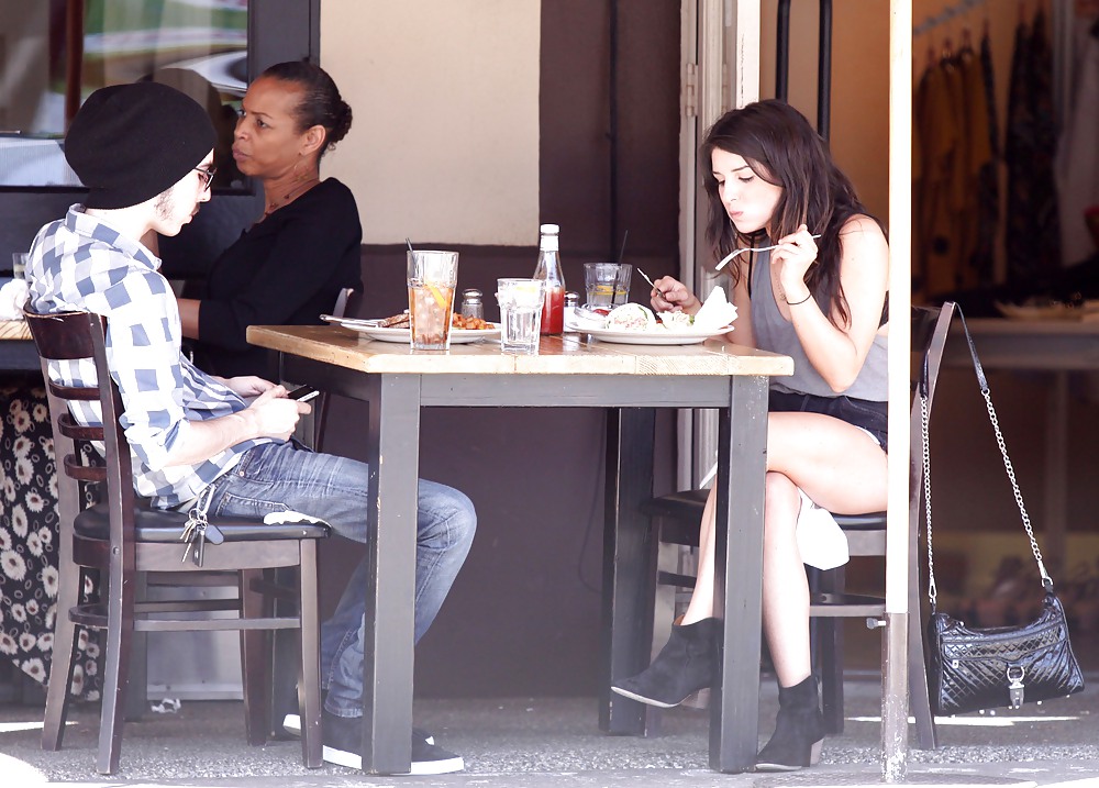 Shenae Grimes Enjoys lunch #3720521