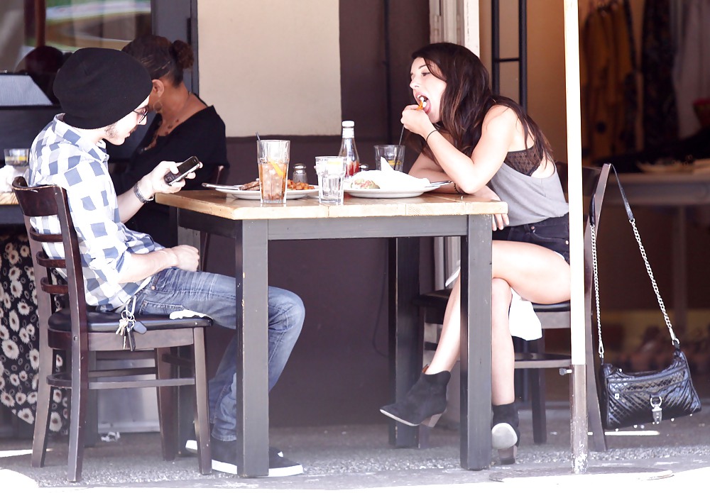 Shenae Grimes Enjoys lunch #3720655