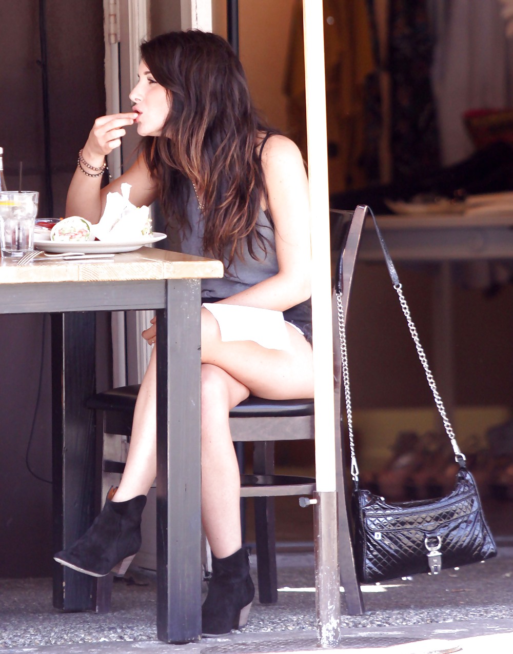 Shenae Grimes Enjoys lunch #3720694