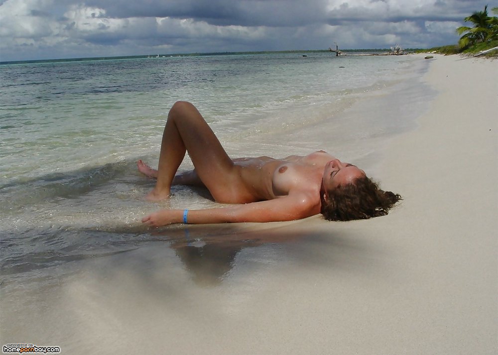 Posando desnuda junto al mar
 #18407475