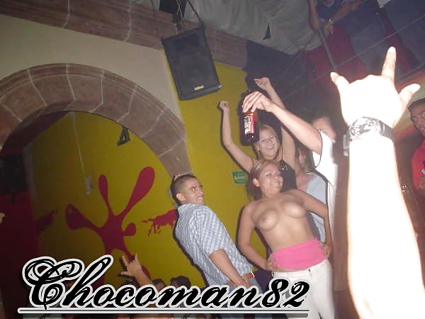 Les Filles Dans Le Club Montrant Son Cul Et Ses Seins #13602241