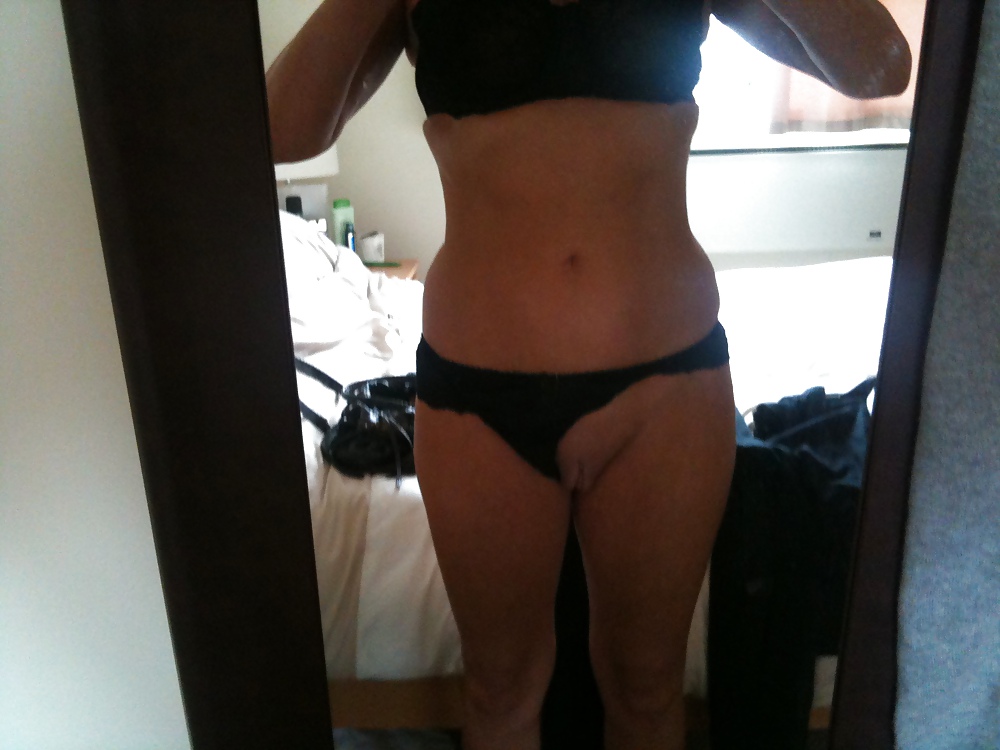 Tirando de mis bragas a través de mostrar mi coño calvo
 #9521305