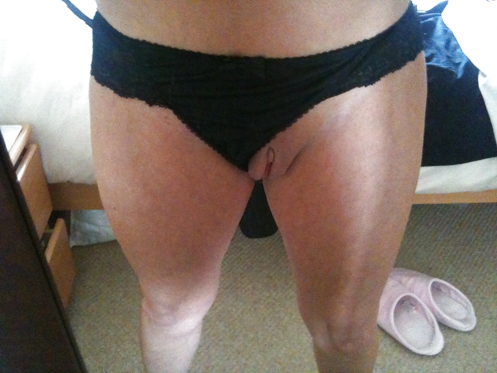 Tirando de mis bragas a través de mostrar mi coño calvo
 #9521353