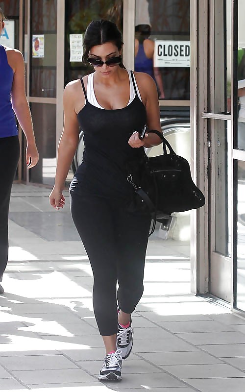 Kim Kardashian cleavy & arse shot in leggings headed  #4078839
