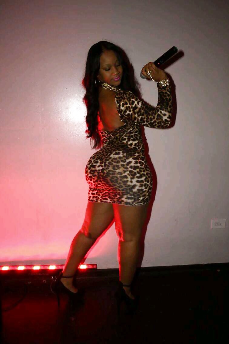 Something about a big booty chick... #6690773